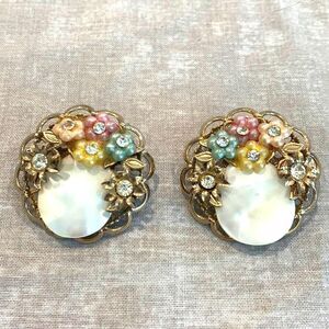Gorgeous Mother of Pearl earrings, Vintage clip on
